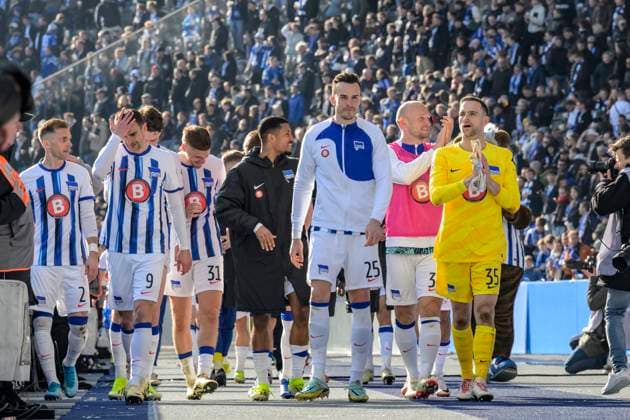 v.l. Smail Prevljak (Hertha BSC, 09), Marton Dardai (Hertha BSC, 31), Haris Tabakovic (Hertha BSC, 25), Toni Leistner (Hertha BSC, 37), Marius Gersbeck (Hertha BSC, 35),Feiern mit den Fans, nach 5:2 Sieg, Stadionrunde, Hertha BSC - FC Schalke 04, 2. Bundesliga, Fussball, DFB, Spielzeit 2023 2024, 26. Spieltag, Olympia - Stadion Berlin, DFB DFL REGULATIONS PROHIBIT ANY USE OF PHOTOGRAPHS AS IMAGE SEQUENCES AND OR QUASI-VIDEO, 17.03. 2024,