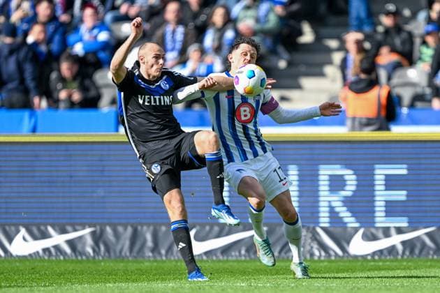 2. Bundesliga - Hertha BSC Berlin - FC Schalke 04 am 17.03.2024 im Olympiastadion in Berlin Henning Matriciani (FC Schalke 04) im Zweikampf gegen Fabian Reese (Hertha BSC Berlin)