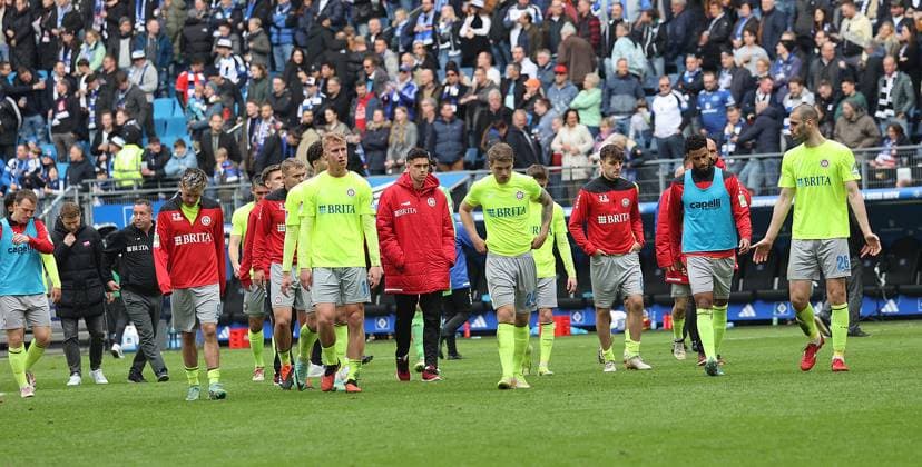 Cheftrainer Markus Kauczinski (SV Wehen Wiesbaden) und seine Mannschaft sind enttaeuscht und bedanken sich bei den Fans Fussball, Herren, Saison 2023 2024, 2.BL, Volksparkstadion, Hamburger SV gegen SV Wehen Wiesbaden, 3-0 DFL REGULATIONS PROHIBIT ANY USE OF PHOTOGRAPHS AS IMAGE SEQUENCES AND OR QUASI-VIDEO.