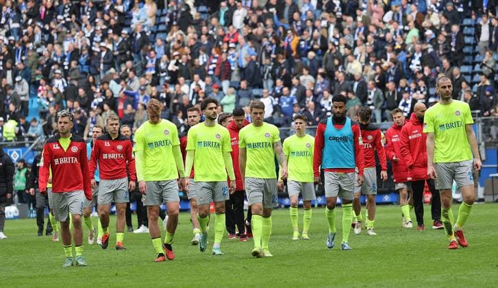 Cheftrainer Markus Kauczinski (SV Wehen Wiesbaden) und seine Mannschaft sind enttaeuscht und bedanken sich bei den Fans Fussball, Herren, Saison 2023 2024, 2.BL, Volksparkstadion, Hamburger SV gegen SV Wehen Wiesbaden, 3-0 DFL REGULATIONS PROHIBIT ANY USE OF PHOTOGRAPHS AS IMAGE SEQUENCES AND OR QUASI-VIDEO.