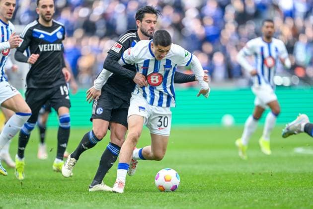 2. Bundesliga - Hertha BSC Berlin - FC Schalke 04 am 17.03.2024 im Olympiastadion in Berlin Ibrahim Maza (Hertha BSC Berlin) im Zweikampf gegen Danny Latza (FC Schalke 04).