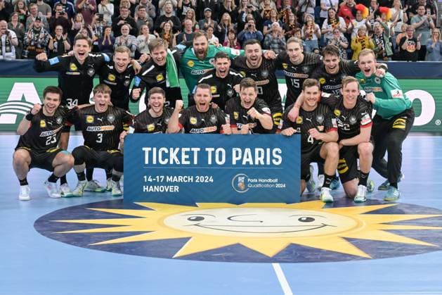 Sport Themen der Woche KW11 Sport Bilder des Tages Die Deutsche Mannschaft mit dem Ticket to Paris, ,Oesterreich - Deutschland, Handball, EHF, Olympia - Qualifikation, 17.03.2024, Men, Hannover Niedersachsen Deutschland *** The German team with the ticket to Paris, ,Austria Germany, Handball, EHF, Olympic qualification, 17 03 2024, Men, Hanover Lower Saxony Germany Copyright: xkolbert-press BurghardxSchreyerx