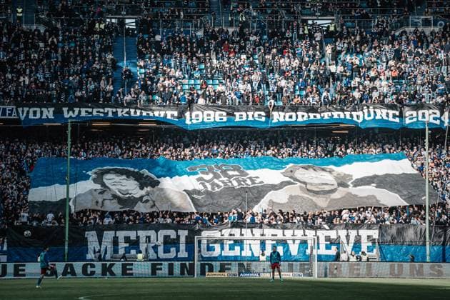 Sport Bilder des Tages Fußball Männer Saison 2023 2024 2. Fußball-Bundesliga 26. Spieltag Hamburger SV vs. SV Wehen Wiesbaden 17.03.2024 Die Nordtribüne widmet Genevieve Fave eine Choreo von Westkurve 1986 bis Nordtribüne 2024 38 Jahre Merci Genevieve Hamburg Volksparkstadion Hamburg Deutschland