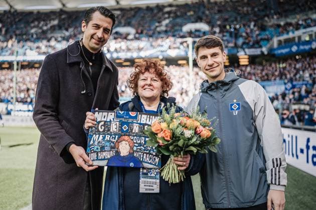 Sport Bilder des Tages Fußball Männer Saison 2023 2024 2. Fußball-Bundesliga 26. Spieltag Hamburger SV vs. SV Wehen Wiesbaden 17.03.2024 v.l. Sportvorstand Jonas Boldt, Genevieve Fave und Loic Fave Hamburg Volksparkstadion Hamburg Deutschland