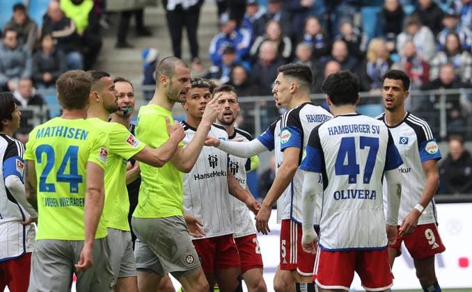 Aleksandar Vukotic (SV Wehen Wiesbaden) und Dennis Hadzikadunic (HSV) geraten aneinander Fussball, Herren, Saison 2023 2024, 2.BL, Volksparkstadion, Hamburger SV gegen SV Wehen Wiesbaden, 3-0 DFL REGULATIONS PROHIBIT ANY USE OF PHOTOGRAPHS AS IMAGE SEQUENCES AND OR QUASI-VIDEO.