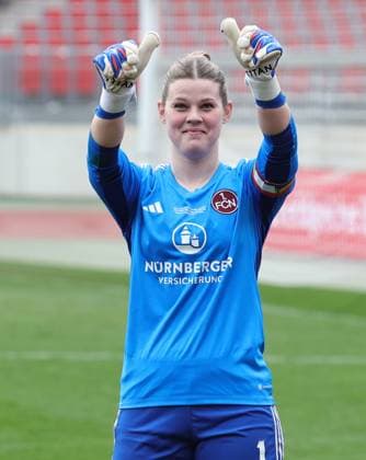 17.03.2024 - Fussball - Saison 2023 2024 - 1. Frauen - Fussball - Bundesliga - 16. Spieltag: 1. FC Nürnberg FCN ( Club ) - SC Freiburg - Sportfoto Zink DaMa - xdaxmax - Lea Paulick (1, 1. FC Nürnberg FCN ) bedankt sich nach Spielende bei Clubfan Clubfans FCN-Fans Fans