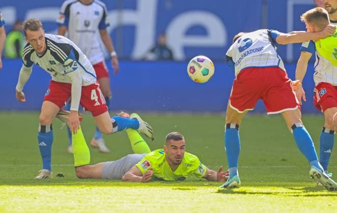 Fussball - 2. BL - Hamburger SV - SV Wehen Wiesbaden - 17.03.24, Sebastian Schonlau (HSV), Ivan Prtajin (SVWW), -