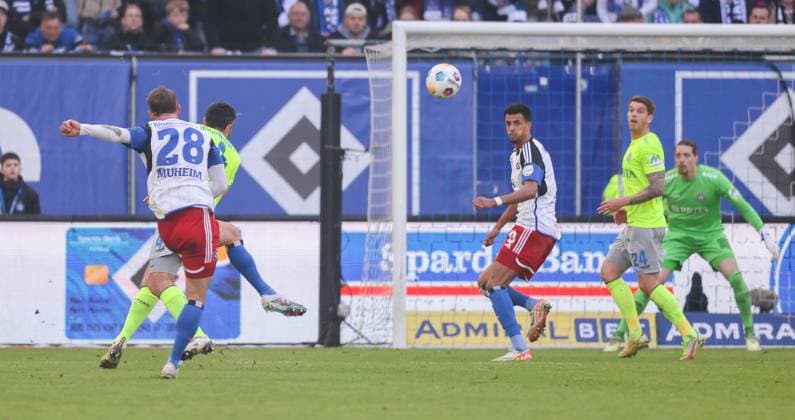 Fussball - 2. BL - Hamburger SV - SV Wehen Wiesbaden - 17.03.24, 1:0 durch Miro Muheim (HSV), Sascha Mockenhaupt (SVWW) fälscht noch ab und gibt dem Ball die krumme Flugbahn, -