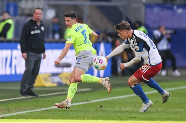 Fussball - 2. BL - Hamburger SV - SV Wehen Wiesbaden - 17.03.24, Robin Heußer (SVWW), Miro Muheim (HSV), -