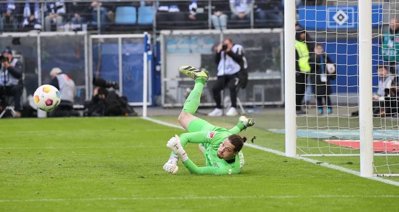 Florian Stritzel (SV Wehen Wiesbaden) Fussball, Herren, Saison 2023 2024, 2.BL, Volksparkstadion, Hamburger SV gegen SV Wehen Wiesbaden, 3-0 DFL REGULATIONS PROHIBIT ANY USE OF PHOTOGRAPHS AS IMAGE SEQUENCES AND OR QUASI-VIDEO.