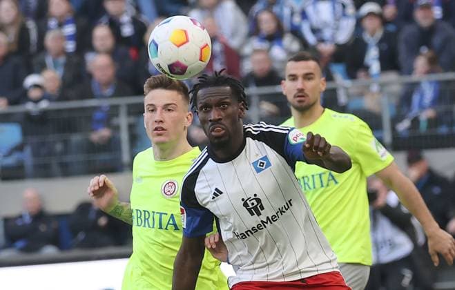 Franko Kovacevic (SV Wehen Wiesbaden), Bakery Jatta (HSV) Fussball, Herren, Saison 2023 2024, 2.BL, Volksparkstadion, Hamburger SV gegen SV Wehen Wiesbaden, 3-0 DFL REGULATIONS PROHIBIT ANY USE OF PHOTOGRAPHS AS IMAGE SEQUENCES AND OR QUASI-VIDEO.