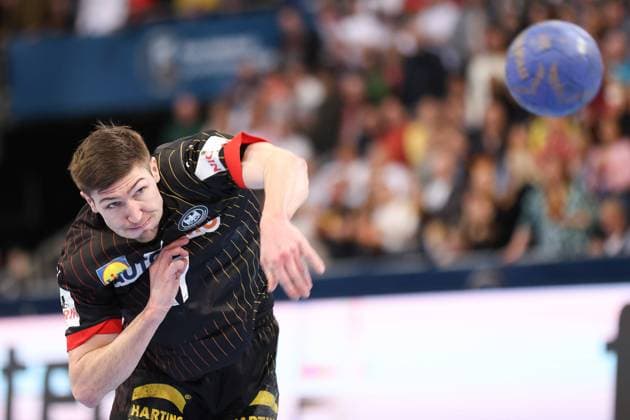 Sport Bilder des Tages Deutschland - Österreich, Handball Olympia-Qualifikationsturnier Treffer durch Lukas Zerbe (Deutschland, 17). Handball Olympia-Qualifikation, Länderspiel zwischen Deutschland und Österreich am 17. März 2024 in Hannover., Hannover Deutschland ZAG-Arena