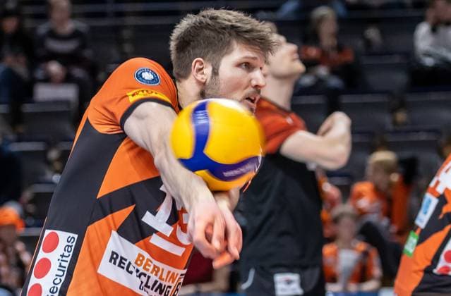 17.03.2024, Berlin, Volleyball: 1.Bundesliga, Maenner, Playoff-Viertelfinale, Spiel 1, BR Volleys - SSC Karlsruhe, Max-Schmeling-Halle. Berlins Ruben Schott nimmt einen Ball an. BR Volleys - SSC Karlsruhe