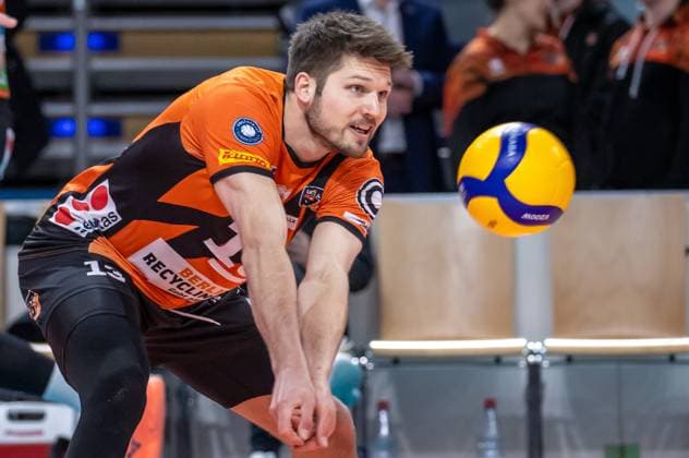 17.03.2024, Berlin, Volleyball: 1.Bundesliga, Maenner, Playoff-Viertelfinale, Spiel 1, BR Volleys - SSC Karlsruhe, Max-Schmeling-Halle. Berlins Ruben Schott nimmt einen Ball an. BR Volleys - SSC Karlsruhe