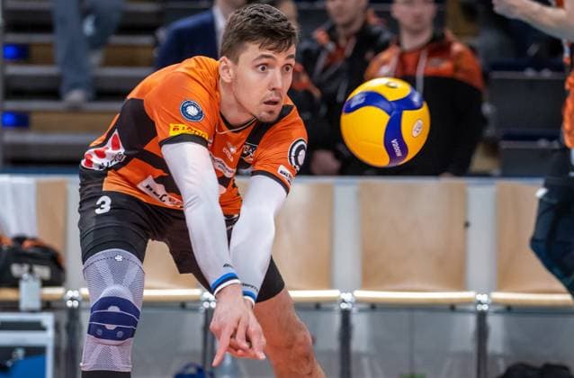 17.03.2024, Berlin, Volleyball: 1.Bundesliga, Maenner, Playoff-Viertelfinale, Spiel 1, BR Volleys - SSC Karlsruhe, Max-Schmeling-Halle. Berlins Jiri Haenninen nimmt einen Ball an. BR Volleys - SSC Karlsruhe