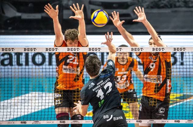 17.03.2024, Berlin, Volleyball: 1.Bundesliga, Maenner, Playoff-Viertelfinale, Spiel 1, BR Volleys - SSC Karlsruhe, Max-Schmeling-Halle. Lukas Jaeger (2.v.l) von SSC Karlsruhe spielt den Ball gegen Berlins Block aus Tobias Krick und Timothee Carle (r). BR Volleys - SSC Karlsruhe