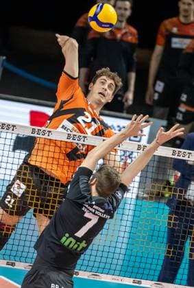 17.03.2024, Berlin, Volleyball: 1.Bundesliga, Maenner, Playoff-Viertelfinale, Spiel 1, BR Volleys - SSC Karlsruhe, Max-Schmeling-Halle. Berlins Tobias Krick (l) spielt den Ball ueber das Netz gegen Maximilian Kersting von SSC Karlsruhe. BR Volleys - SSC Karlsruhe