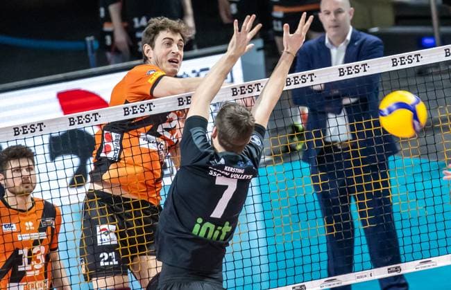 Sport Themen der Woche KW11 Sport Bilder des Tages 17.03.2024, Berlin, Volleyball: 1.Bundesliga, Maenner, Playoff-Viertelfinale, Spiel 1, BR Volleys - SSC Karlsruhe, Max-Schmeling-Halle. Berlins Tobias Krick (l) spielt den Ball ueber das Netz gegen Maximilian Kersting von SSC Karlsruhe. BR Volleys - SSC Karlsruhe *** 17 03 2024, Berlin, Volleyball 1 Bundesliga, Men, Playoff quarterfinals, match 1, BR Volleys SSC Karlsruhe, Max Schmeling Halle Berlins Tobias Krick l plays the ball over the net against Maximilian Kersting of SSC Karlsruhe BR Volleys SSC Karlsruhe