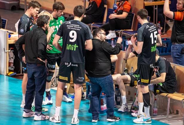 17.03.2024, Berlin, Volleyball: 1.Bundesliga, Maenner, Playoff-Viertelfinale, Spiel 1, BR Volleys - SSC Karlsruhe, Max-Schmeling-Halle. Trainer Antonio Bonelli von SSC Karlsruhe bespricht sich mit seinem Team. BR Volleys - SSC Karlsruhe