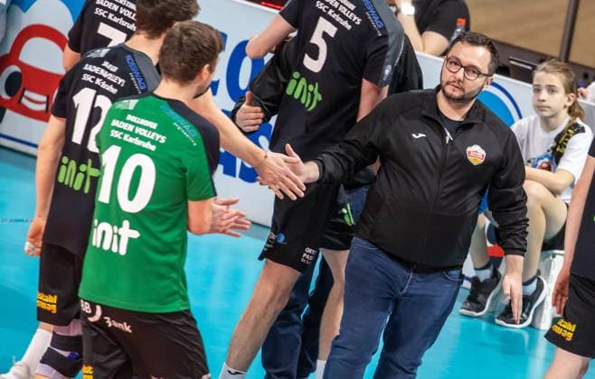 17.03.2024, Berlin, Volleyball: 1.Bundesliga, Maenner, Playoff-Viertelfinale, Spiel 1, BR Volleys - SSC Karlsruhe, Max-Schmeling-Halle. Trainer Antonio Bonelli (r) von SSC Karlsruhe klatscht sich mit seinem Team ab. BR Volleys - SSC Karlsruhe