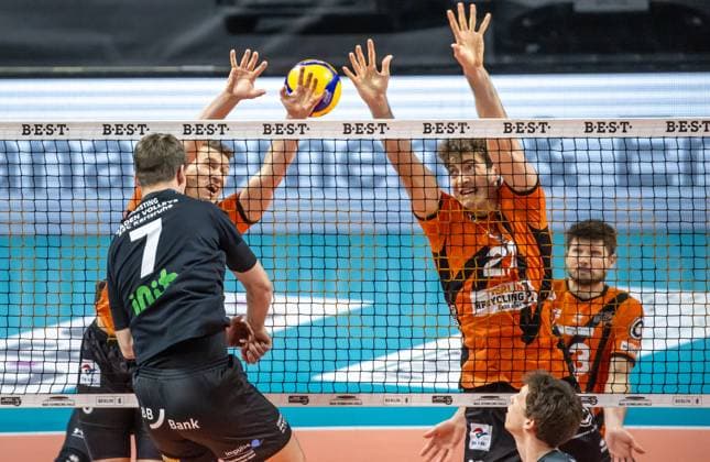 17.03.2024, Berlin, Volleyball: 1.Bundesliga, Maenner, Playoff-Viertelfinale, Spiel 1, BR Volleys - SSC Karlsruhe, Max-Schmeling-Halle. Maximilian Kersting (l-r) von SSC Karlsruhe spielt den Ball durch Berlins Block aus Johannes Tille und Tobias Krick (r). BR Volleys - SSC Karlsruhe