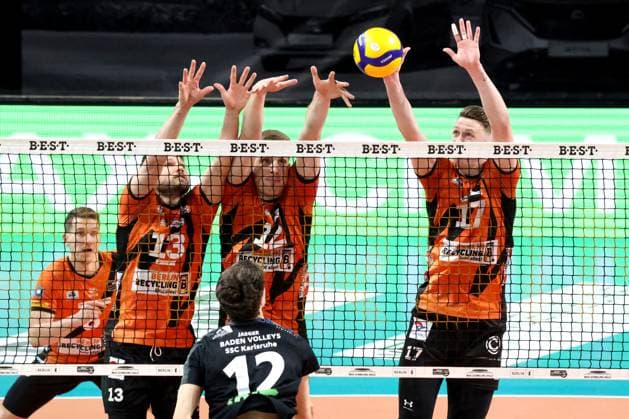 DEU, DVV, 1.VBL, BR Volleys vs. Karlsruhe, 17.03.2024, Max-Schmeling-Halle, Berlin, DEU, DVV, 1.VBL, BR Volleys vs. Karlsruhe, im Bild Ruben Schott (BR Volleys 13), Saso Stalekar (BR Volleys 12), Marek Sotola (BR Volleys 17), Lukas Jaeger (Karlsruhe 12) Foto: Juergen Engler nordphoto GmbH