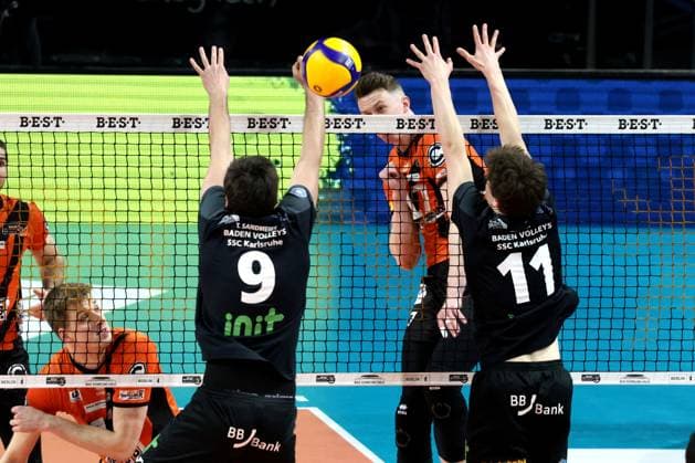DEU, DVV, 1.VBL, BR Volleys vs. Karlsruhe, 17.03.2024, Max-Schmeling-Halle, Berlin, DEU, DVV, 1.VBL, BR Volleys vs. Karlsruhe, im Bild Marek Sotola (BR Volleys 17), Thorben Sandmeier (Karlsruhe 9), Tobias Hosch (Karlsruhe 11) Foto: Juergen Engler nordphoto GmbH