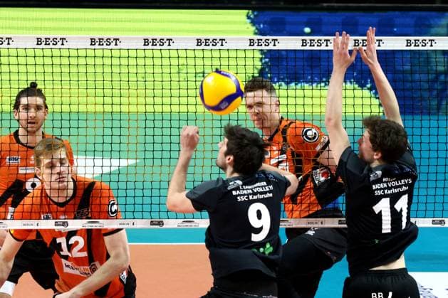 DEU, DVV, 1.VBL, BR Volleys vs. Karlsruhe, 17.03.2024, Max-Schmeling-Halle, Berlin, DEU, DVV, 1.VBL, BR Volleys vs. Karlsruhe, im Bild Marek Sotola (BR Volleys 17), Thorben Sandmeier (Karlsruhe 9), Tobias Hosch (Karlsruhe 11) Foto: Juergen Engler nordphoto GmbH