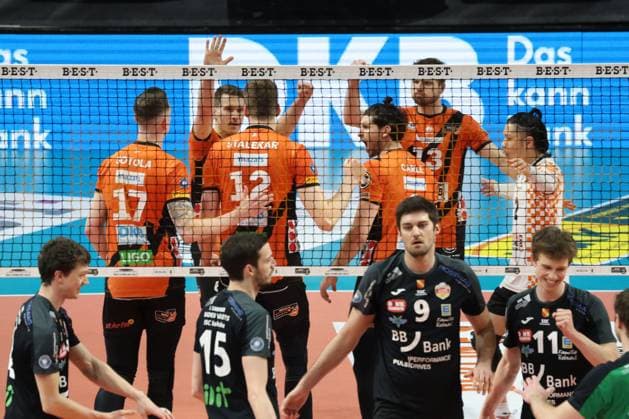 DEU, DVV, 1.VBL, BR Volleys vs. Karlsruhe, 17.03.2024, Max-Schmeling-Halle, Berlin, DEU, DVV, 1.VBL, BR Volleys vs. Karlsruhe, im Bild BR Volleys-Spielerkreis, Karlsruher-Spielerkreis Foto: Juergen Engler nordphoto GmbH