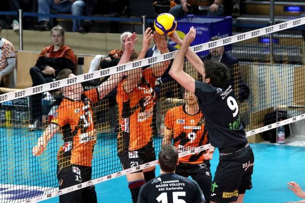 DEU, DVV, 1.VBL, BR Volleys vs. Karlsruhe, 17.03.2024, Max-Schmeling-Halle, Berlin, DEU, DVV, 1.VBL, BR Volleys vs. Karlsruhe, im Bild Marek Sotola (BR Volleys 17), Tobias Krick (BR Volleys 21), Thorben Sandmeier (Karlsruhe 9) Foto: Juergen Engler nordphoto GmbH