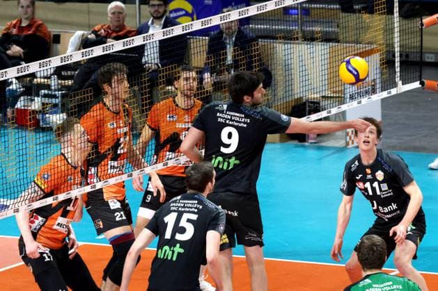 DEU, DVV, 1.VBL, BR Volleys vs. Karlsruhe, 17.03.2024, Max-Schmeling-Halle, Berlin, DEU, DVV, 1.VBL, BR Volleys vs. Karlsruhe, im Bild Marek Sotola (BR Volleys 17), Tobias Krick (BR Volleys 21), Thorben Sandmeier (Karlsruhe 9)Jens Sandmeier (Karlsruhe 15), Tobias Hosch (Karlsruhe 11) Foto: Juergen Engler nordphoto GmbH