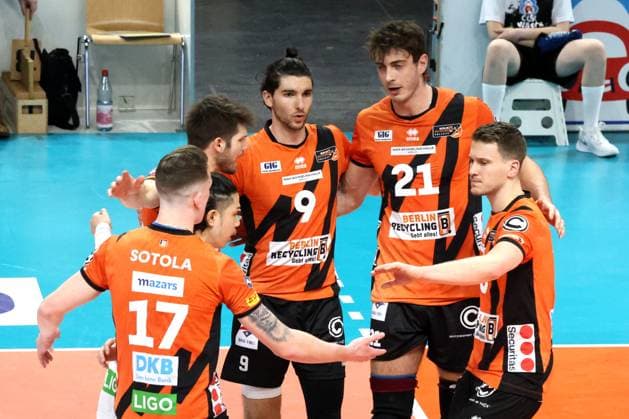 DEU, DVV, 1.VBL, BR Volleys vs. Karlsruhe, 17.03.2024, Max-Schmeling-Halle, Berlin, DEU, DVV, 1.VBL, BR Volleys vs. Karlsruhe, im Bild BR Volleys-Spielerkreis Foto: Juergen Engler nordphoto GmbH