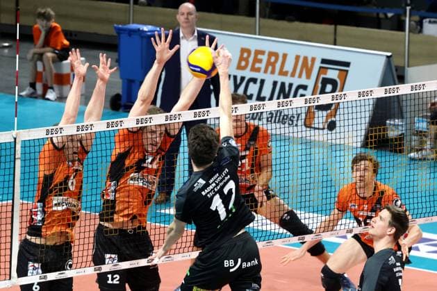 DEU, DVV, 1.VBL, BR Volleys vs. Karlsruhe, 17.03.2024, Max-Schmeling-Halle, Berlin, DEU, DVV, 1.VBL, BR Volleys vs. Karlsruhe, im Bild Johannes Tille (BR Volleys 6), Saso Stalekar (BR Volleys 12), Lukas Jaeger (Karlsruhe 12) Foto: Juergen Engler nordphoto GmbH