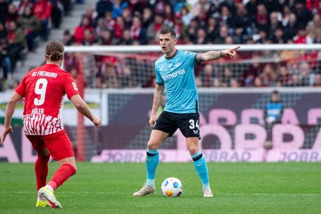 Granit Xhaka (Bayer 04 Leverkusen, 34) gibt Anweisungen im Zweikampf mit Lucas Hoeler (SC Freiburg, 09), GER, SC Freiburg (SCF) vs Bayer 04 Leverkusen (B04), Fussball Bundesliga, 26. Spieltag, Saison 2023 2024, 17.03.2024 DFB DFL regulations prohibit any use of photographs as image sequences and or quasi-video GER, SC Freiburg (SCF) vs Bayer 04 Leverkusen (B04), Fussball Bundesliga, 26. Spieltag, Saison 2023 2024, 17.03.2024 Freiburg *** Granit Xhaka Bayer 04 Leverkusen, 34 gives instructions in duel with Lucas Hoeler SC Freiburg, 09 , GER, SC Freiburg SCF vs Bayer 04 Leverkusen B04 , Fußball Bundesliga, 26 Spieltag, Saison 2023 2024, 17 03 2024 DFB DFL regulations prohibit any use of photographs as image sequences and or quasi video GER, SC Freiburg SCF vs Bayer 04 Leverkusen B04 , Fußball Bundesliga, 26 Spieltag, Saison 2023 2024, 17 03 2024 Freiburg Copyright: xEibner-Pressefoto Memmlerx EP_MMR