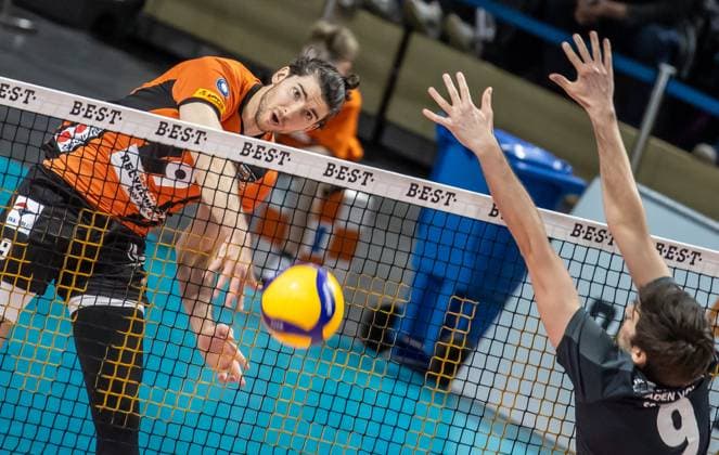17.03.2024, Berlin, Volleyball: 1.Bundesliga, Maenner, Playoff-Viertelfinale, Spiel 1, BR Volleys - SSC Karlsruhe, Max-Schmeling-Halle. Berlins Timothee Carle (l) spielt den Ball vorbei an Thorben Sandmeier von SSC Karlsruhe. BR Volleys - SSC Karlsruhe