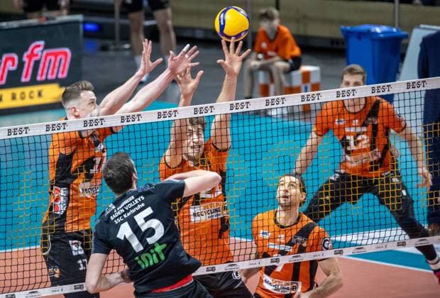 17.03.2024, Berlin, Volleyball: 1.Bundesliga, Maenner, Playoff-Viertelfinale, Spiel 1, BR Volleys - SSC Karlsruhe, Max-Schmeling-Halle. Jens Sandmeier (M) von SSC Karlsruhe spielt den Ball gegen Berlins Block aus Marek Sotola (l) und Tobias Krick. BR Volleys - SSC Karlsruhe