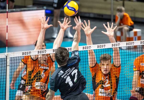 17.03.2024, Berlin, Volleyball: 1.Bundesliga, Maenner, Playoff-Viertelfinale, Spiel 1, BR Volleys - SSC Karlsruhe, Max-Schmeling-Halle. Lukas Jaeger (M) von SSC Karlsruhe spielt den Ball gegen Berlins Block aus Johannes Tille (l) und Saso Stalekar. BR Volleys - SSC Karlsruhe