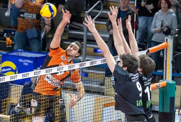 17.03.2024, Berlin, Volleyball: 1.Bundesliga, Maenner, Playoff-Viertelfinale, Spiel 1, BR Volleys - SSC Karlsruhe, Max-Schmeling-Halle. Berlins Timothee Carle (l-r) spielt den Ball gegen den Block aus Thorben Sandmeier und Tobias Hosch von SSC Karlsruhe. BR Volleys - SSC Karlsruhe