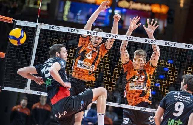 17.03.2024, Berlin, Volleyball: 1.Bundesliga, Maenner, Playoff-Viertelfinale, Spiel 1, BR Volleys - SSC Karlsruhe, Max-Schmeling-Halle. Berlins Saso Stalekar (r-l) und Johannes Tille blocken den Ball von Jens Sandmeier von SSC Karlsruhe. BR Volleys - SSC Karlsruhe
