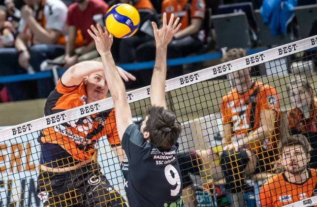 17.03.2024, Berlin, Volleyball: 1.Bundesliga, Maenner, Playoff-Viertelfinale, Spiel 1, BR Volleys - SSC Karlsruhe, Max-Schmeling-Halle. Berlins Saso Stalekar (l) spielt den Ball gegen Thorben Sandmeier von SSC Karlsruhe. BR Volleys - SSC Karlsruhe