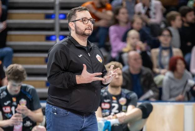 17.03.2024, Berlin, Volleyball: 1.Bundesliga, Maenner, Playoff-Viertelfinale, Spiel 1, BR Volleys - SSC Karlsruhe, Max-Schmeling-Halle. Trainer Antonio Bonelli von SSC Karlsruhe steht gestikulierend am Rand des Spielfelds. BR Volleys - SSC Karlsruhe