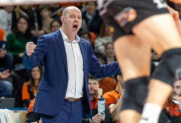 17.03.2024, Berlin, Volleyball: 1.Bundesliga, Maenner, Playoff-Viertelfinale, Spiel 1, BR Volleys - SSC Karlsruhe, Max-Schmeling-Halle. Trainer Joel Banks der Berlin Volleys jubelt nach Punktgewinn. BR Volleys - SSC Karlsruhe