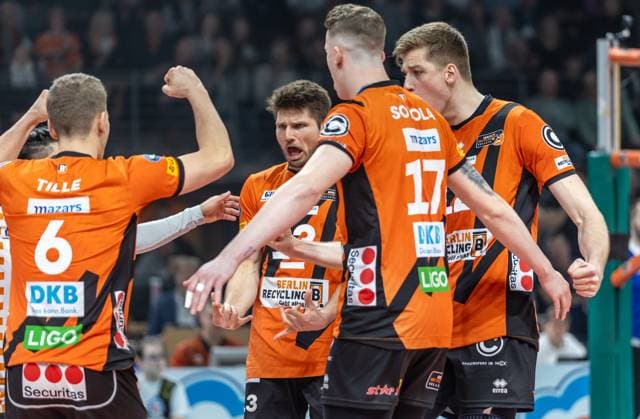 17.03.2024, Berlin, Volleyball: 1.Bundesliga, Maenner, Playoff-Viertelfinale, Spiel 1, BR Volleys - SSC Karlsruhe, Max-Schmeling-Halle. Berlins Spieler jubeln nach Punktgewinn. BR Volleys - SSC Karlsruhe