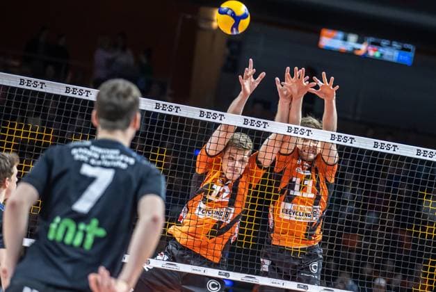 17.03.2024, Berlin, Volleyball: 1.Bundesliga, Maenner, Playoff-Viertelfinale, Spiel 1, BR Volleys - SSC Karlsruhe, Max-Schmeling-Halle. Berlins Saso Stalekar (l) und Cody Kessel gehen im Block zum Ball. BR Volleys - SSC Karlsruhe