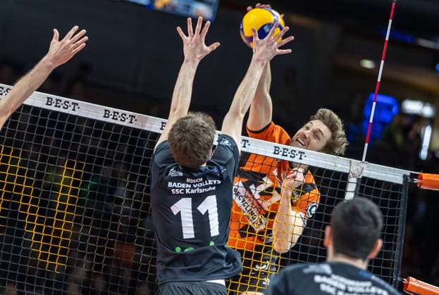 17.03.2024, Berlin, Volleyball: 1.Bundesliga, Maenner, Playoff-Viertelfinale, Spiel 1, BR Volleys - SSC Karlsruhe, Max-Schmeling-Halle. Berlins Cody Kessel (r) spielt den Ball gegen Tobias Hosch von SSC Karlsruhe. BR Volleys - SSC Karlsruhe