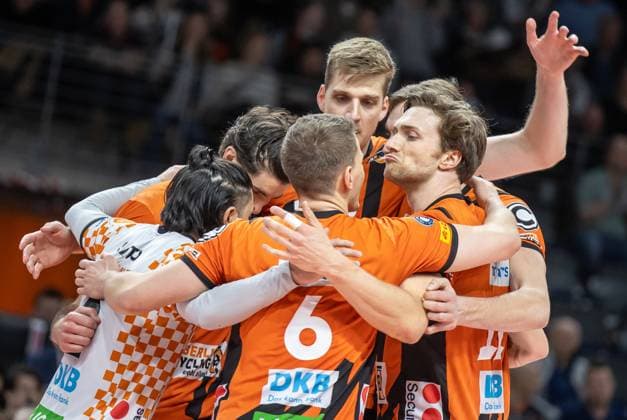 17.03.2024, Berlin, Volleyball: 1.Bundesliga, Maenner, Playoff-Viertelfinale, Spiel 1, BR Volleys - SSC Karlsruhe, Max-Schmeling-Halle. Berlins Spieler jubeln nach dem Sieg. BR Volleys - SSC Karlsruhe