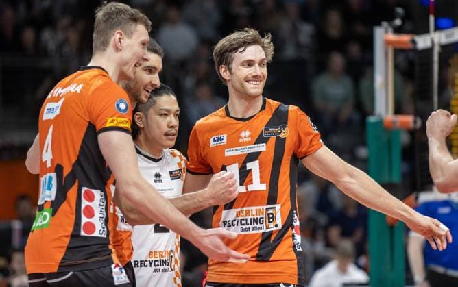 17.03.2024, Berlin, Volleyball: 1.Bundesliga, Maenner, Playoff-Viertelfinale, Spiel 1, BR Volleys - SSC Karlsruhe, Max-Schmeling-Halle. Berlins Spieler jubeln nach dem Sieg. BR Volleys - SSC Karlsruhe