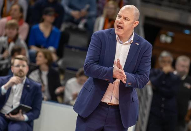 17.03.2024, Berlin, Volleyball: 1.Bundesliga, Maenner, Playoff-Viertelfinale, Spiel 1, BR Volleys - SSC Karlsruhe, Max-Schmeling-Halle. Trainer Joel Banks der Berlin Volleys jubelt nach dem Sieg. BR Volleys - SSC Karlsruhe