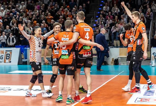 17.03.2024, Berlin, Volleyball: 1.Bundesliga, Maenner, Playoff-Viertelfinale, Spiel 1, BR Volleys - SSC Karlsruhe, Max-Schmeling-Halle. Berlins Spieler jubeln nach dem Sieg. BR Volleys - SSC Karlsruhe