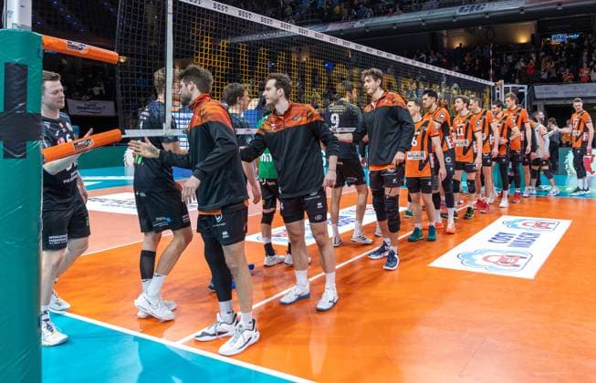 17.03.2024, Berlin, Volleyball: 1.Bundesliga, Maenner, Playoff-Viertelfinale, Spiel 1, BR Volleys - SSC Karlsruhe, Max-Schmeling-Halle. Beide Teams klatschen sich nach dem Spiel ab. BR Volleys - SSC Karlsruhe